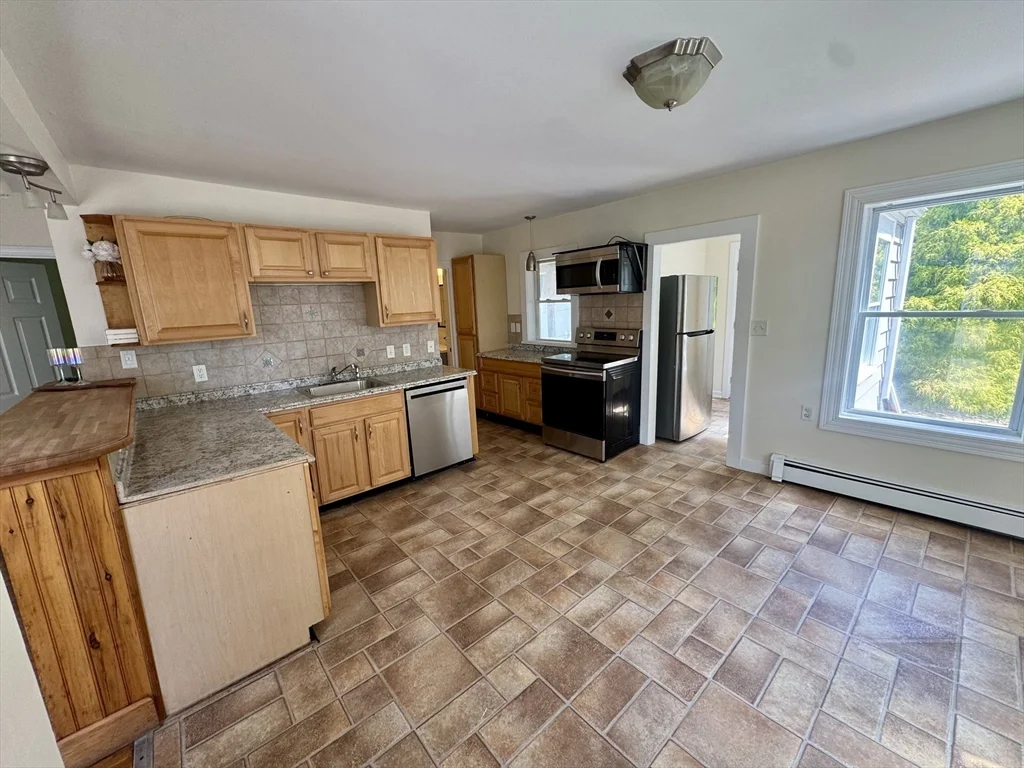 3 bed, 1 bath apartment for rent at 48 Pleasant St Unit 1, Holbrook — photo 5 of 21