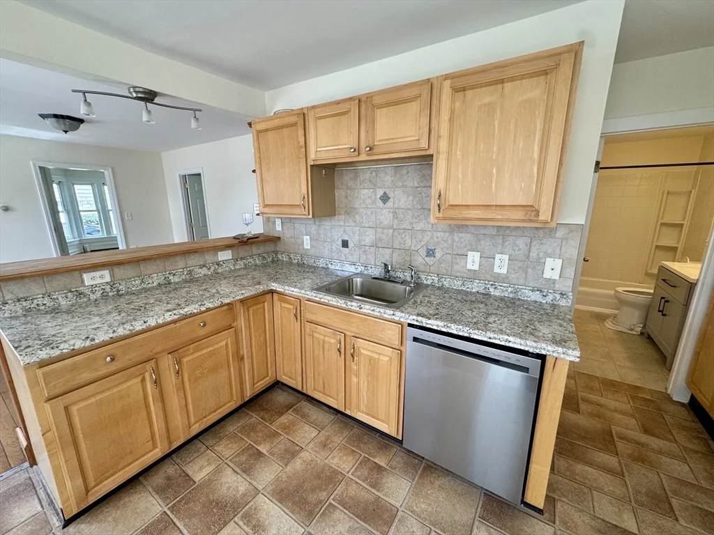 3 bed, 1 bath apartment for rent at 48 Pleasant St Unit 1, Holbrook — photo 2 of 21