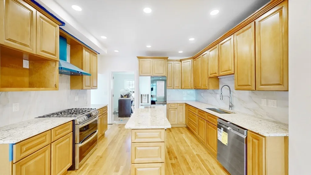 4 bed, 3 bath apartment for rent at 48 Rockwell St Unit 1, Maplewood — photo 8 of 34
