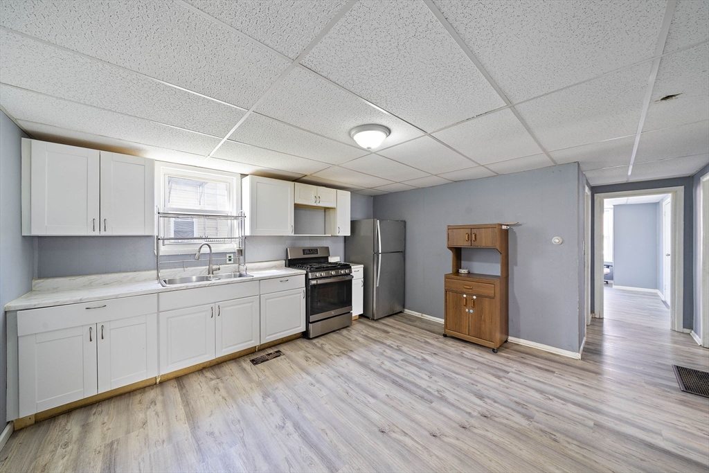 3 bed, 1 bath apartment for rent at 48 Rocliffe St Unit 1, Fall River — photo 4 of 15