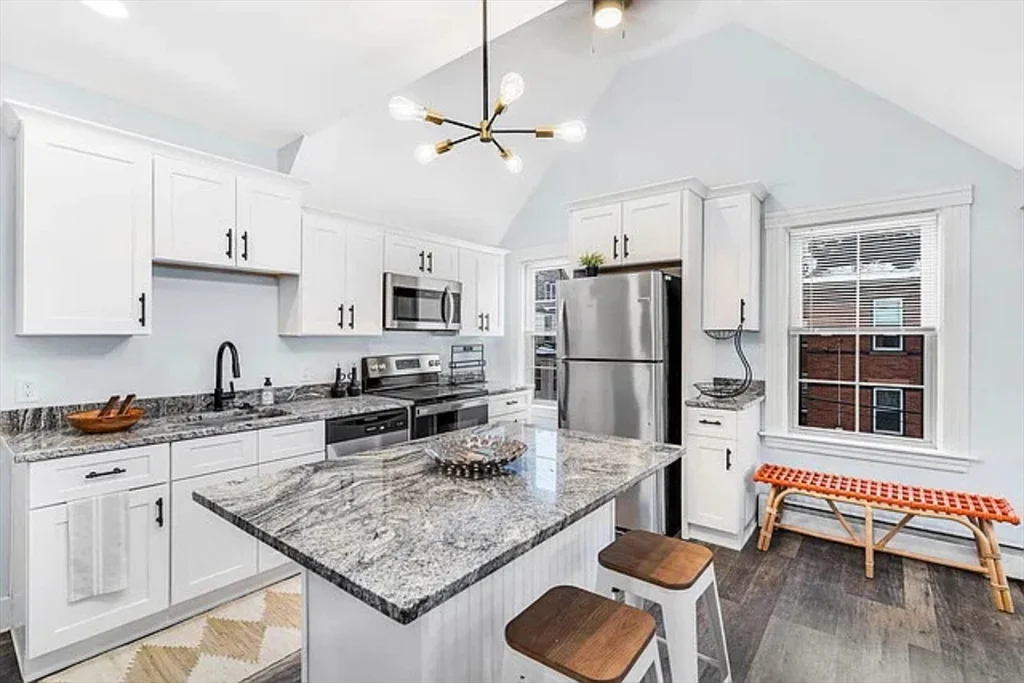 5 bed, 2 bath apartment for rent at 48 Sever St Unit 2A, Worcester — photo 3 of 14