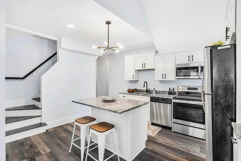 5 bed, 2 bath apartment for rent at 48 Sever St Unit 2A, Worcester — photo 4 of 14