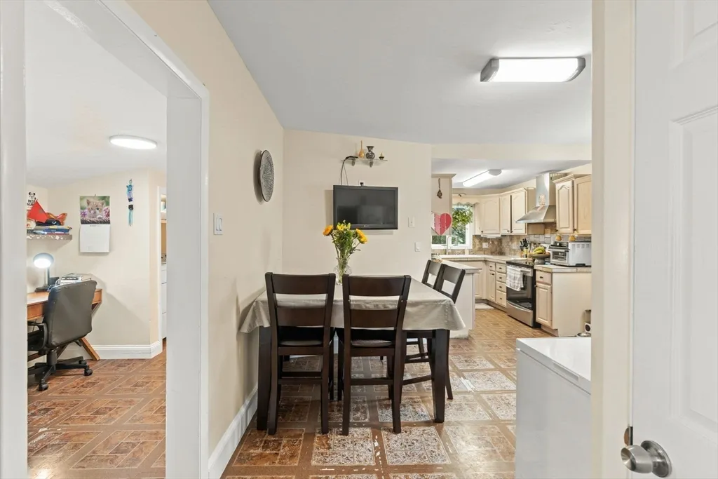 4 bed, 2 bath apartment for rent at 48 Tapped St, West Everett — photo 15 of 24