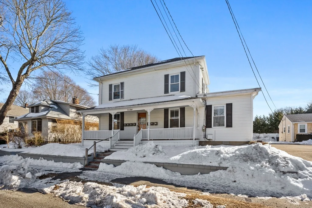 4 bed, 1 bath apartment for rent at 48 Walker St Unit A, Falmouth (village) — photo 2 of 28