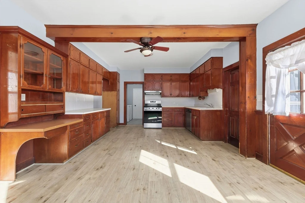 4 bed, 1 bath apartment for rent at 48 Walker St Unit A, Falmouth (village) — photo 6 of 28
