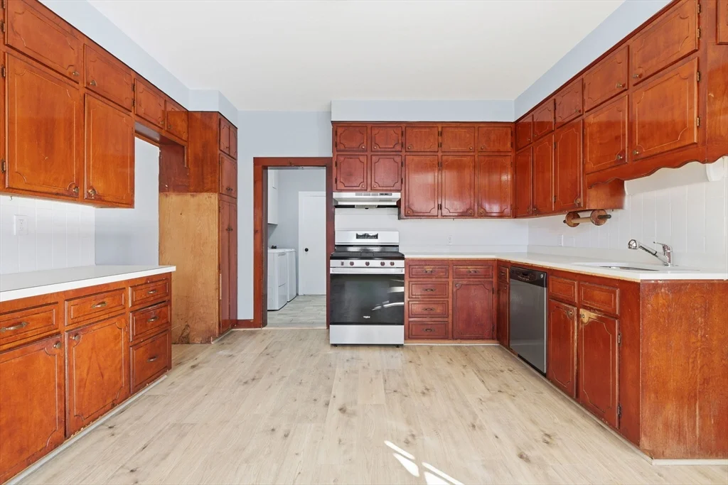 4 bed, 1 bath apartment for rent at 48 Walker St Unit A, Falmouth (village) — photo 8 of 28