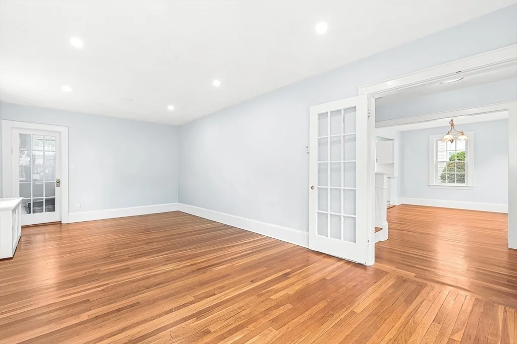 3 bed, 1 bath apartment for rent at 48 Whitney Rd, Lawrence Estates — photo 4 of 21