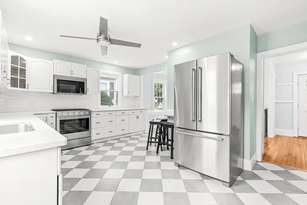 3 bed, 1 bath apartment for rent at 48 Whitney Rd, Lawrence Estates — photo 10 of 21
