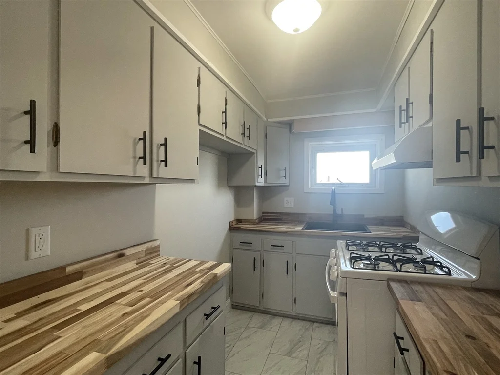 3 bed, 1 bath apartment for rent at 48 Woodlawn St Unit 2, New Bedford — photo 8 of 17