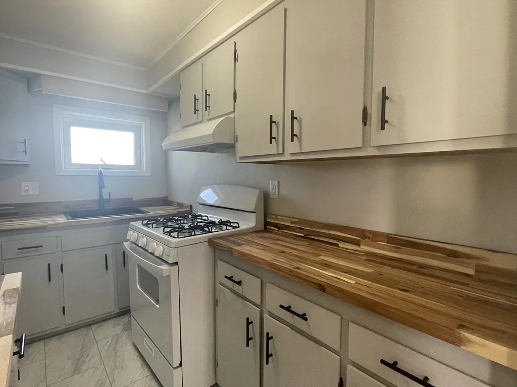 3 bed, 1 bath apartment for rent at 48 Woodlawn St Unit 2, New Bedford — photo 6 of 17