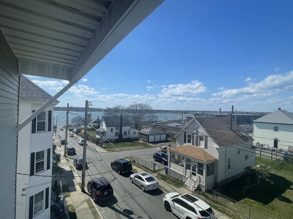 3 bed, 1 bath apartment for rent at 48 Woodlawn St Unit 2, New Bedford — photo 3 of 17