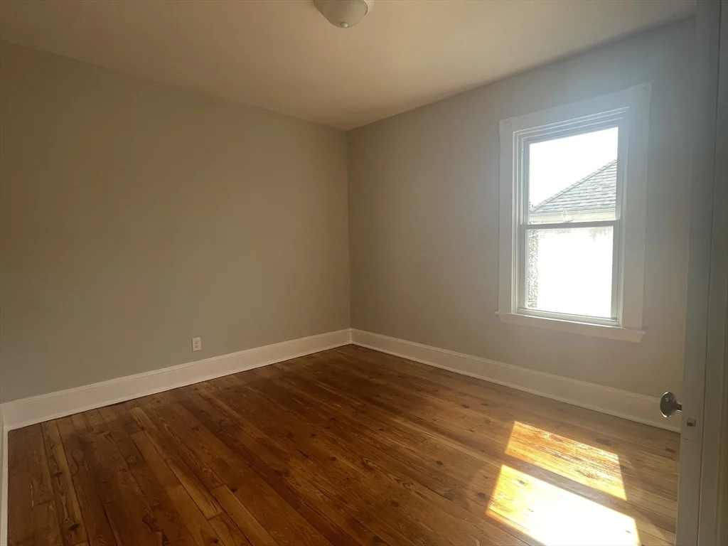 3 bed, 1 bath apartment for rent at 48 Woodlawn St Unit 2, New Bedford — photo 12 of 17