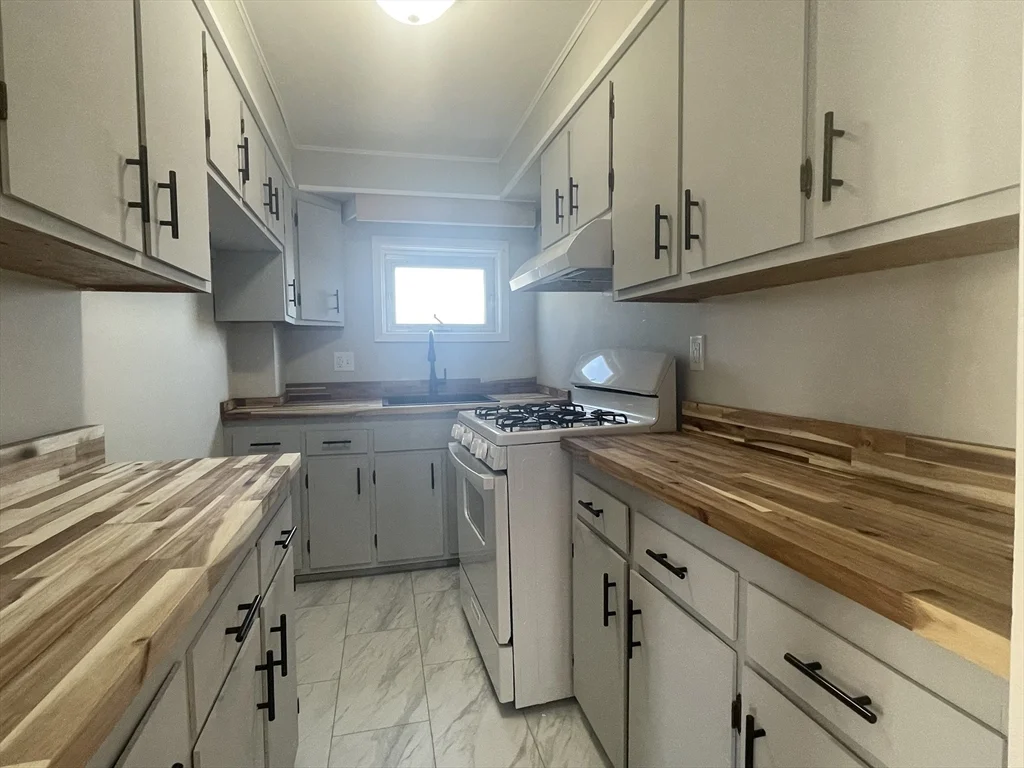 3 bed, 1 bath apartment for rent at 48 Woodlawn St Unit 2, New Bedford — photo 5 of 17