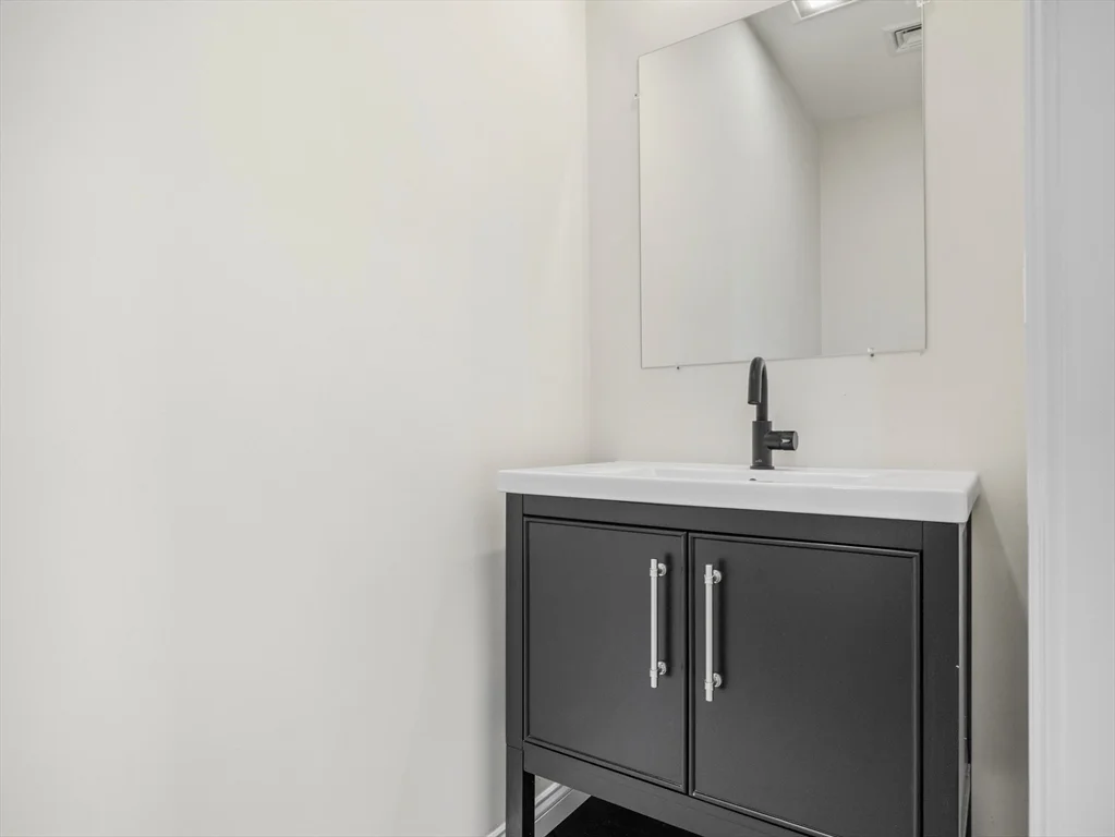 5 bed, 2.5 bath apartment for rent at 48 Woodward St Unit R, South Boston — photo 5 of 31