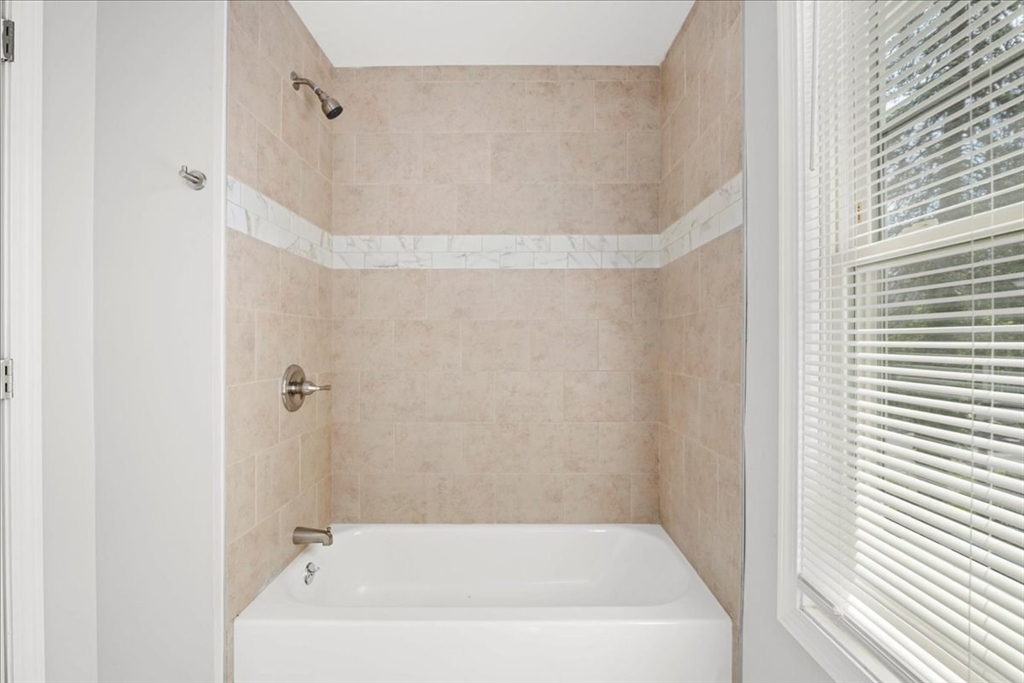 4 bed, 1 bath apartment for rent at 480 White St Unit 2, Springfield — photo 17 of 40
