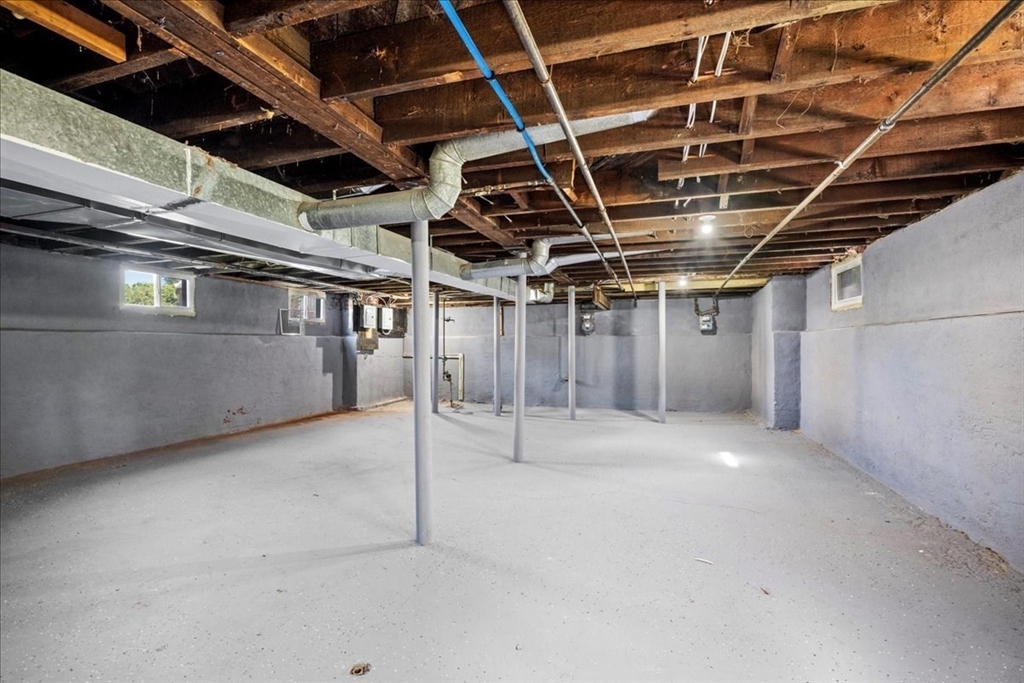 4 bed, 1 bath apartment for rent at 480 White St Unit 2, Springfield — photo 35 of 40