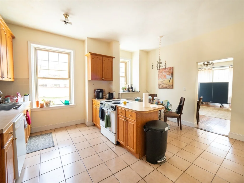 3 bed, 2 bath apartment for rent at 481 Boylston St Unit 1, Brookline Hills — photo 4 of 15