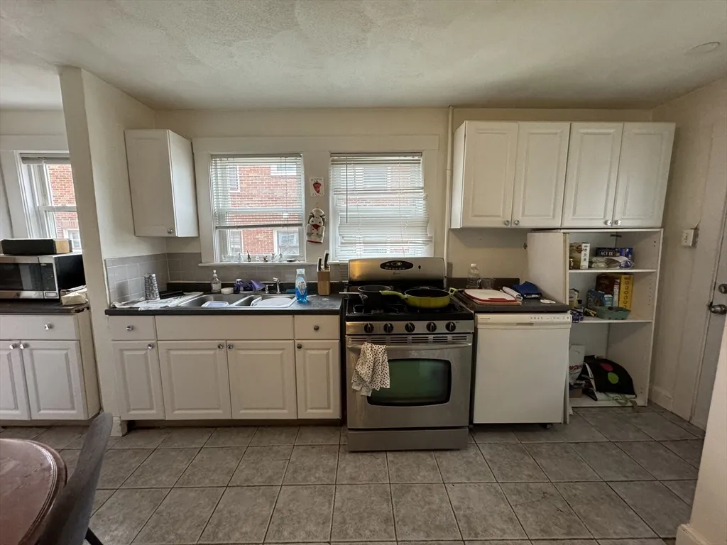 3 bed, 1 bath apartment for rent at 481 Washington St Unit 1, Brighton — photo 8 of 16