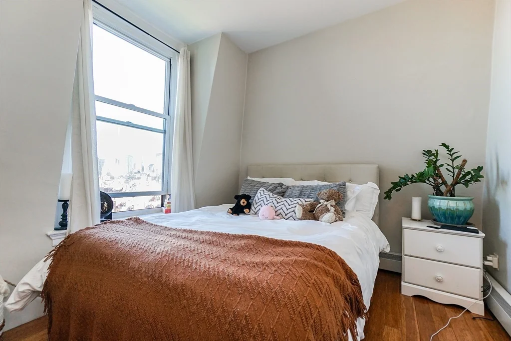 Studio bed, 1 bath apartment for rent at 483 Beacon St Unit PH6, Back Bay — photo 4 of 17