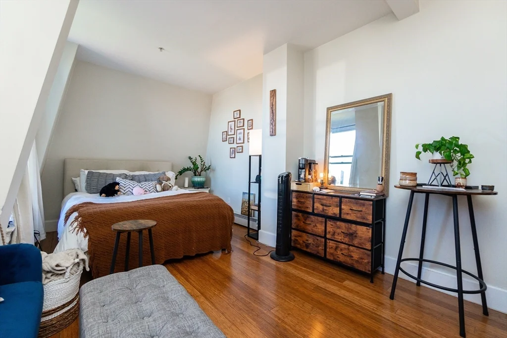 Studio bed, 1 bath apartment for rent at 483 Beacon St Unit PH6, Back Bay — photo 2 of 17