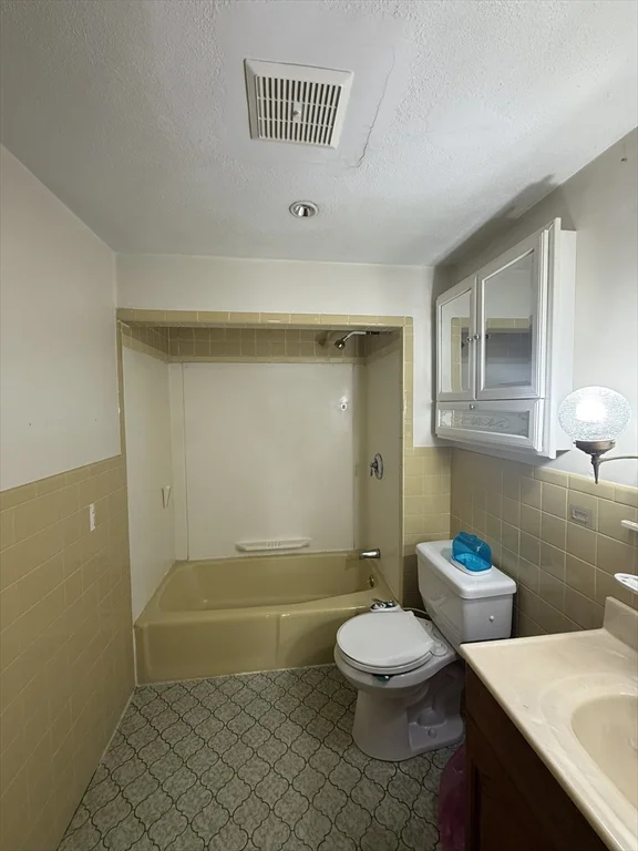 3 bed, 2 bath apartment for rent at 483 Broadway Unit 01, Medford — photo 5 of 17