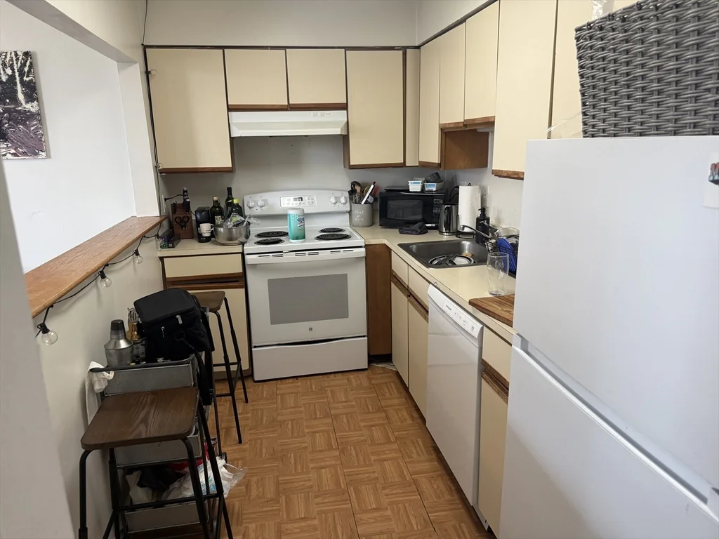 2 bed, 1 bath apartment for rent at 483 East Broadway Unit 4, South Boston — photo 3 of 12