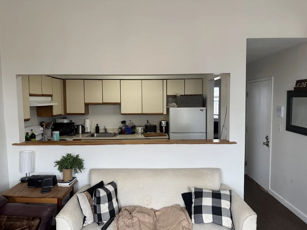 2 bed, 1 bath apartment for rent at 483 East Broadway Unit 4, South Boston — photo 2 of 12