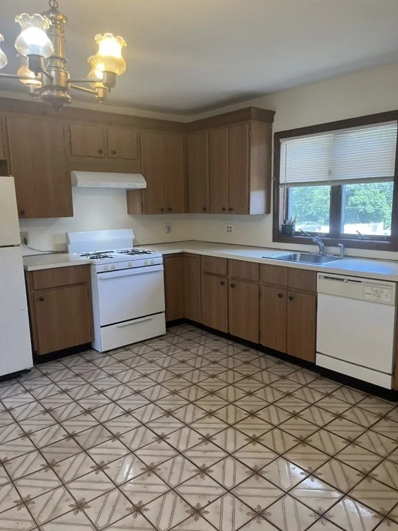 1 bed, 1 bath apartment for rent at 484 Pond St Unit 2, Braintree — photo 1 of 10