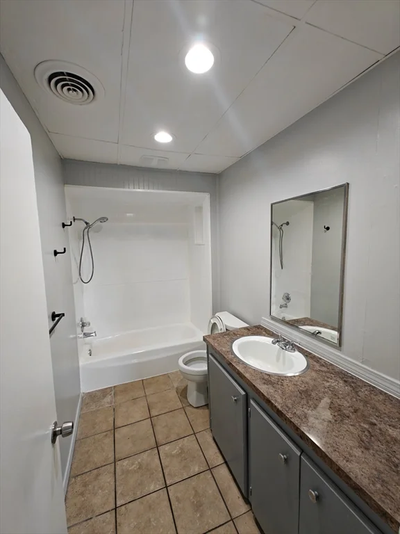 3 bed, 1 bath apartment for rent at 487 Fourth St Unit 2R, Fall River — photo 4 of 8