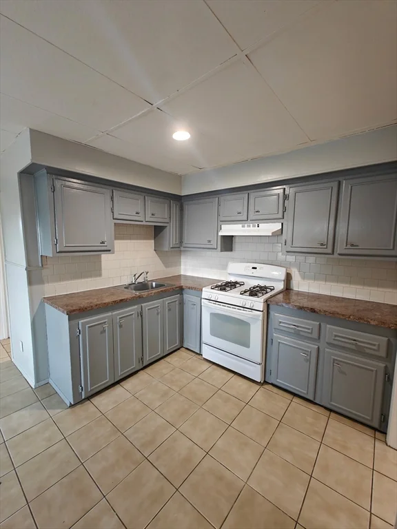 3 bed, 1 bath apartment for rent at 487 Fourth St Unit 2R, Fall River — photo 1 of 8