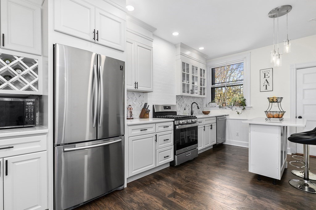 3 bed, 1 bath apartment for rent at 487 Washington St Unit 2, Griggs Park — photo 2 of 10