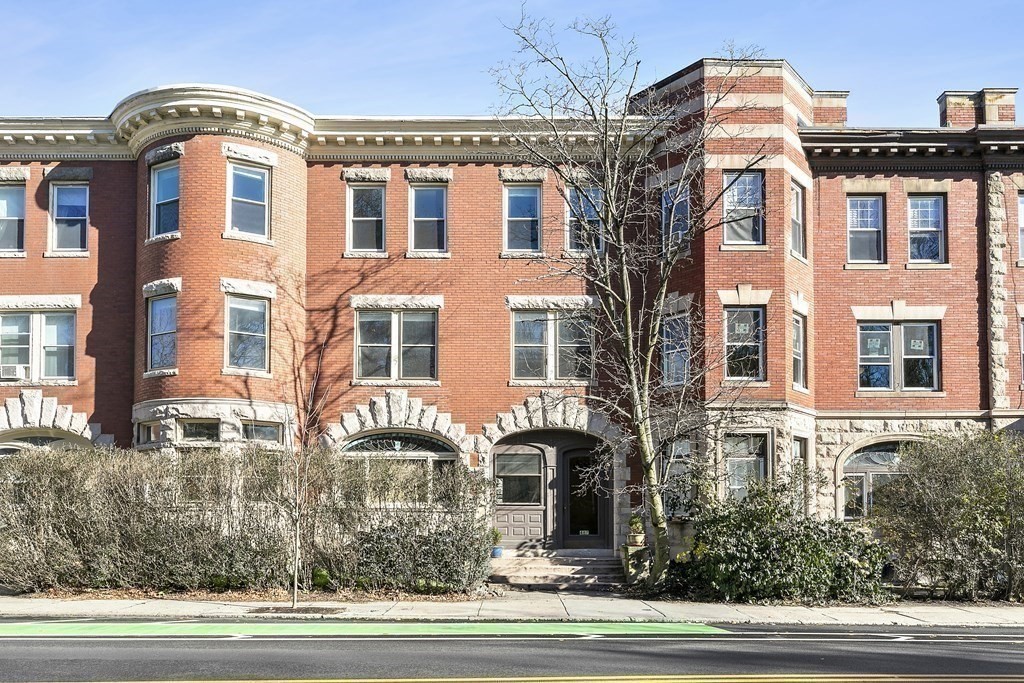 3 bed, 1 bath apartment for rent at 487 Washington St Unit 2, Griggs Park