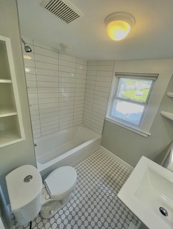 4 bed, 1 bath apartment for rent at 488 Washington St, Winchester — photo 13 of 20
