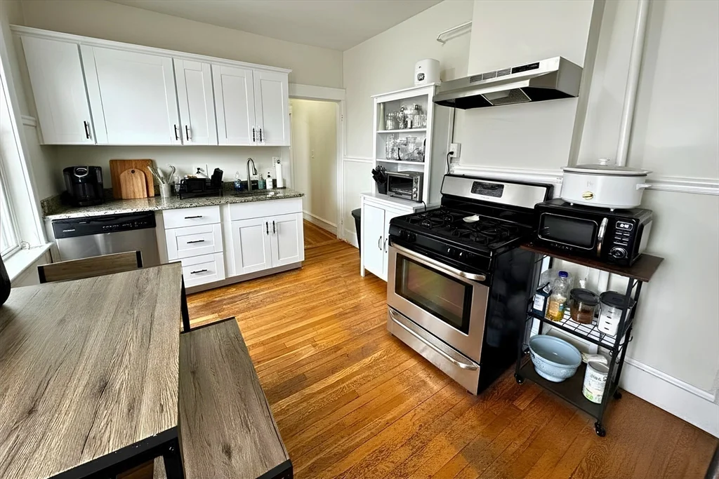 3 bed, 1 bath apartment for rent at 489 East Broadway Unit 3, South Boston — photo 7 of 15