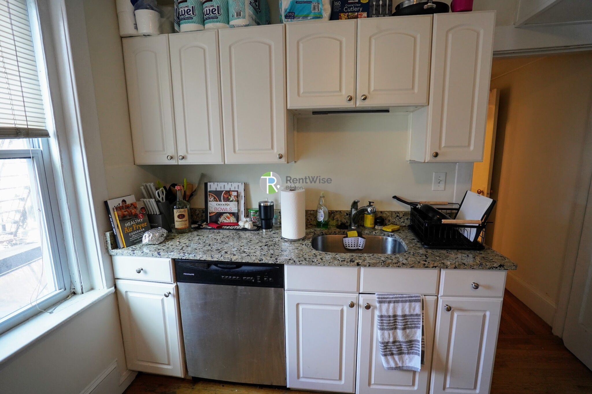 3 bed, 1 bath apartment for rent at 489 East Broadway Unit 1, South Boston — photo 6 of 30