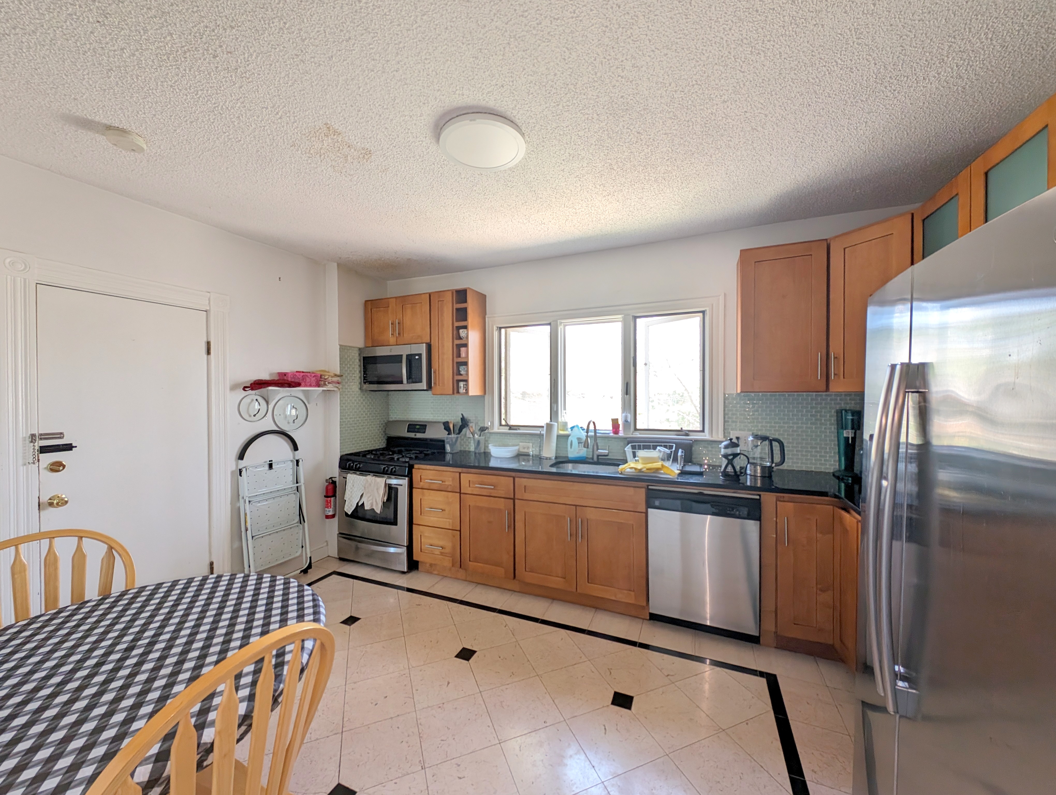 4.5 bed, 2 bath apartment for rent at 489 Main St Unit 489, South Medford — photo 1 of 32