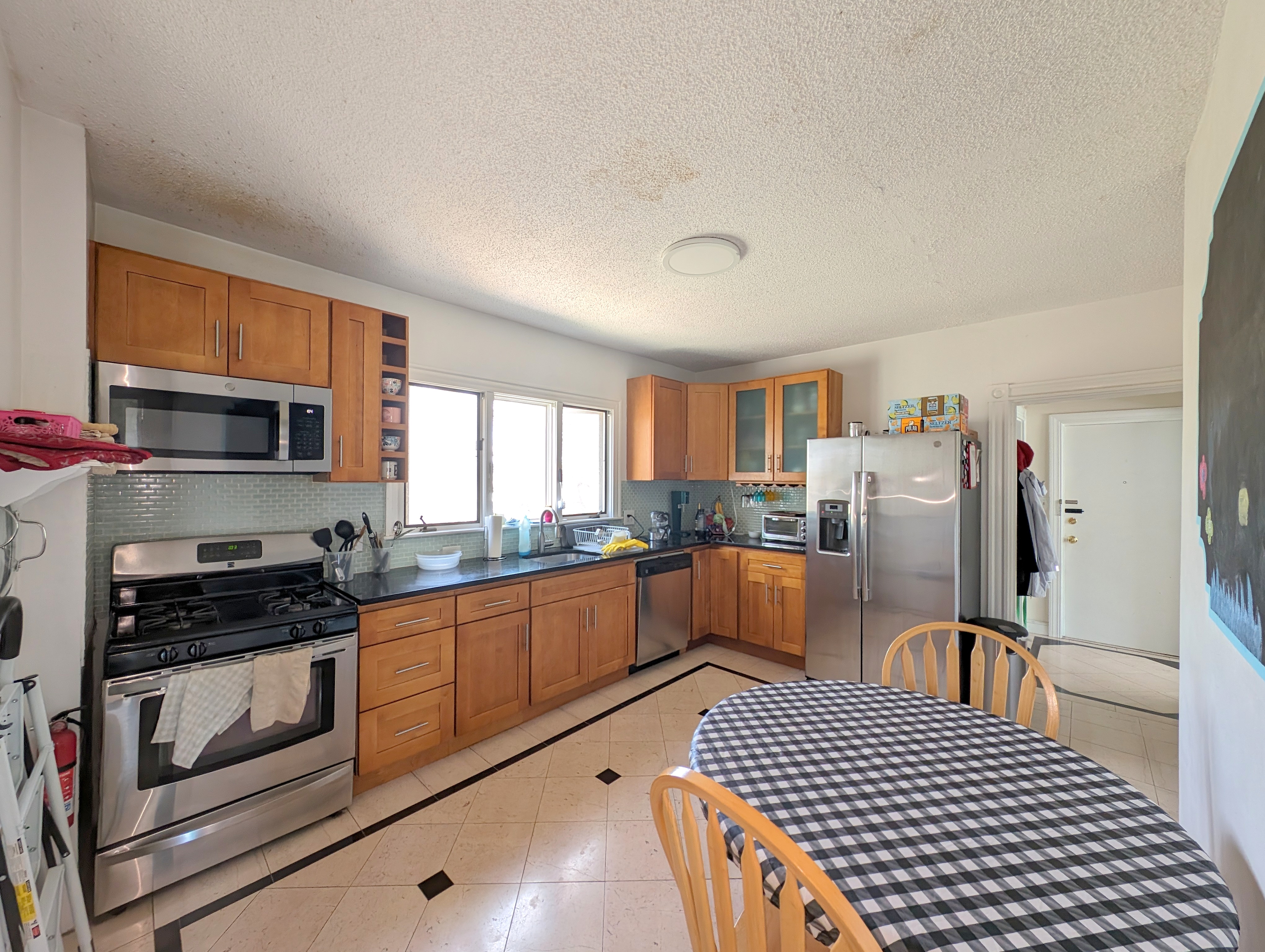 4.5 bed, 2 bath apartment for rent at 489 Main St Unit 489, South Medford — photo 2 of 32