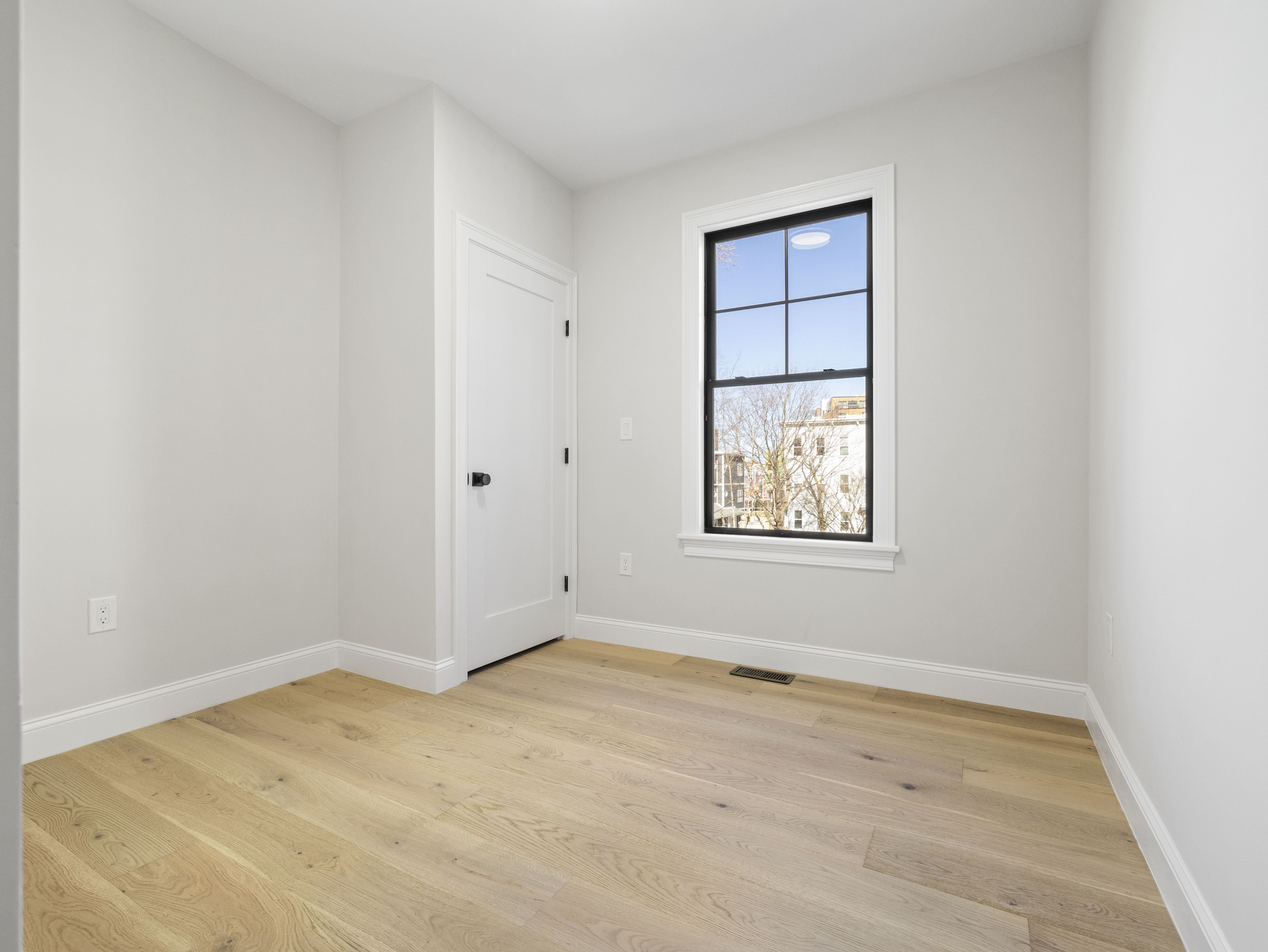 5 bed, 3 bath apartment for rent at 48R Woodward St Unit 1, South Boston — photo 6 of 12