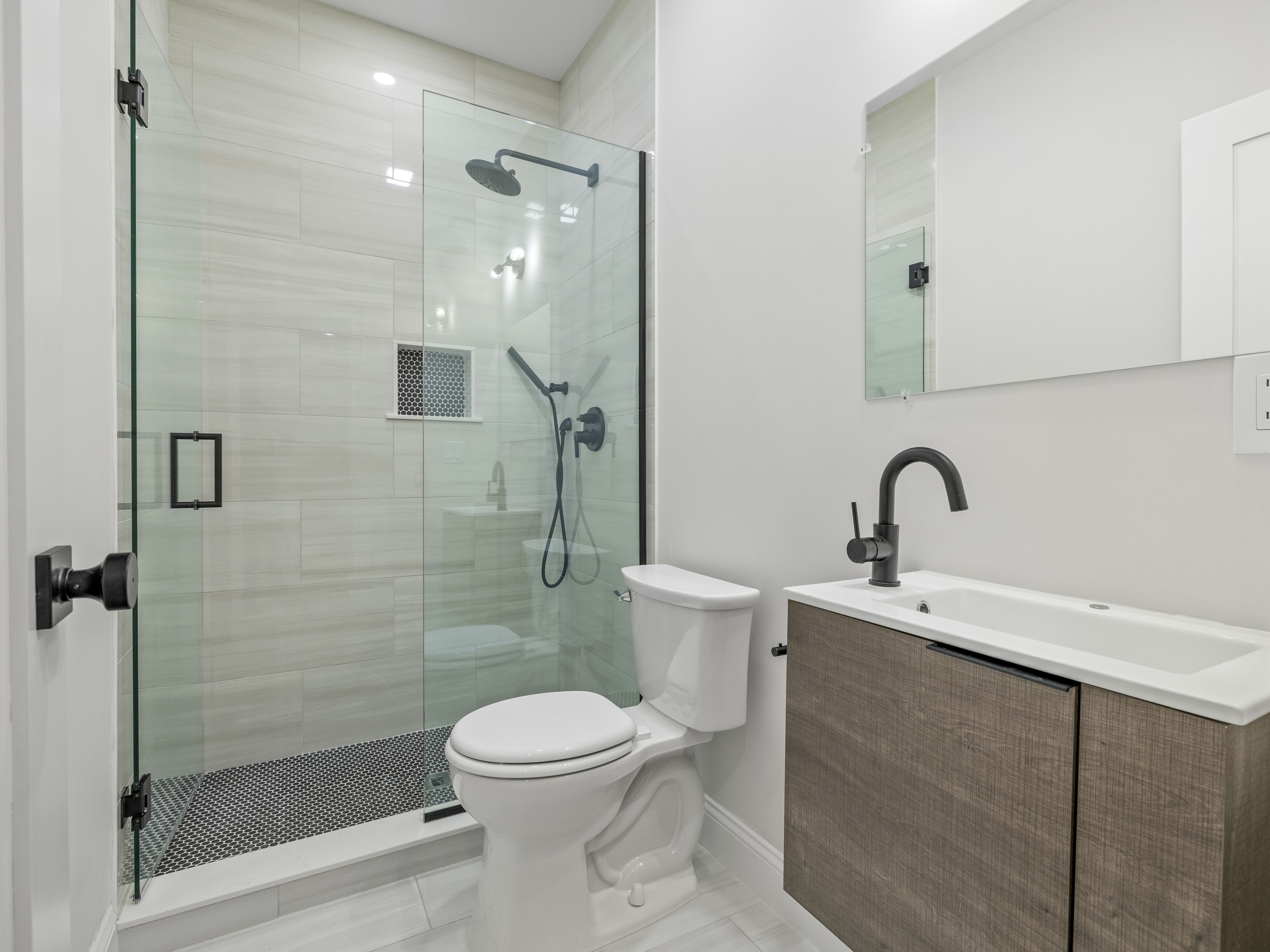 5 bed, 3 bath apartment for rent at 48R Woodward St Unit 1, South Boston — photo 8 of 12