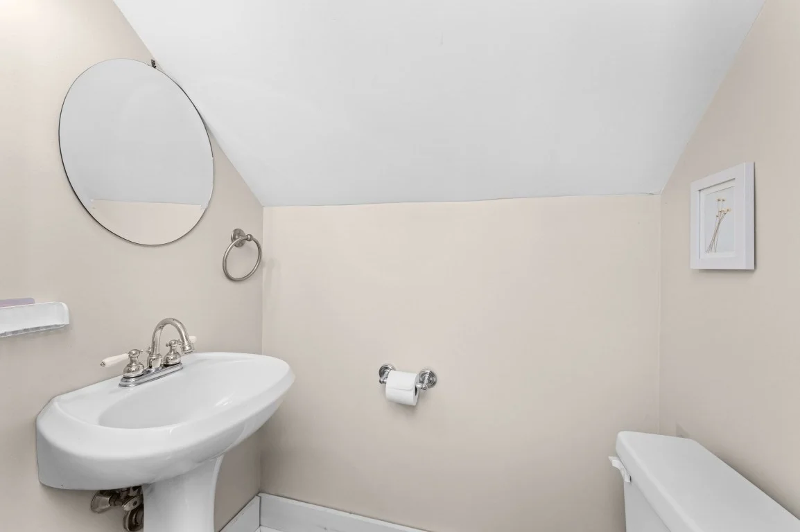 3 bed, 1 bath apartment for rent at 49-51 Harding Ave Unit 49, Belmont — photo 23 of 26