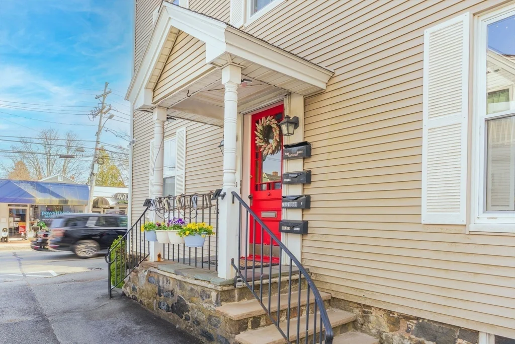 2 bed, 1 bath apartment for rent at 49 Atlantic Ave Unit 1, Marblehead — photo 3 of 15