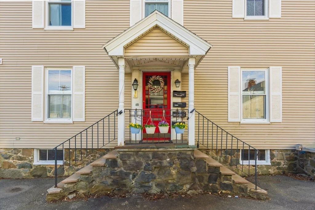 2 bed, 1 bath apartment for rent at 49 Atlantic Ave Unit 1, Marblehead — photo 2 of 15