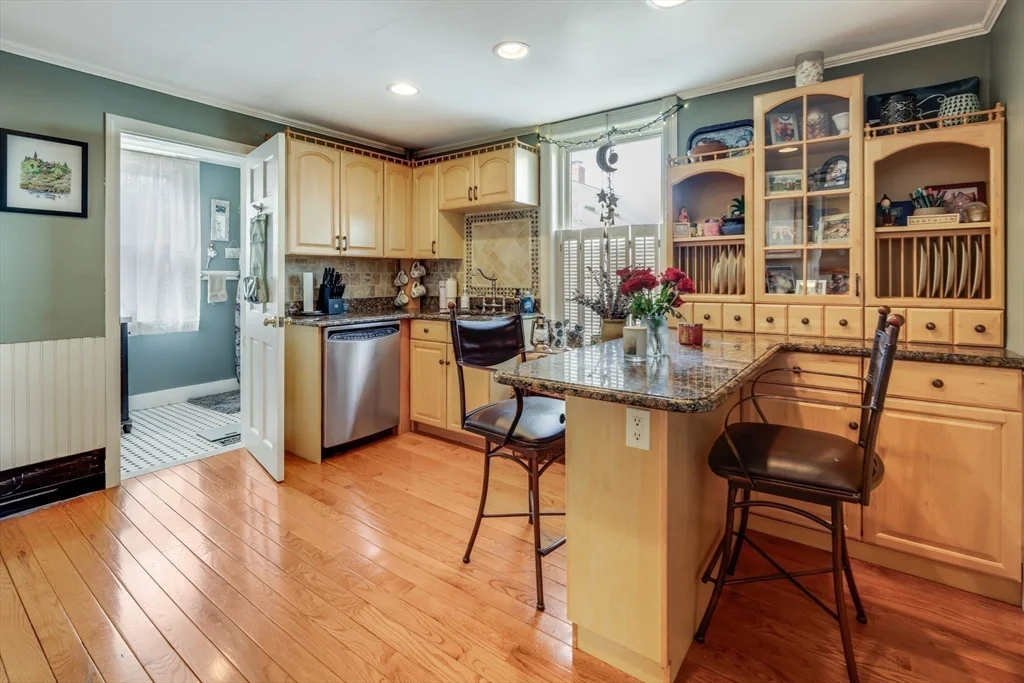 2 bed, 1 bath apartment for rent at 49 Atlantic Ave Unit 1, Marblehead — photo 8 of 15