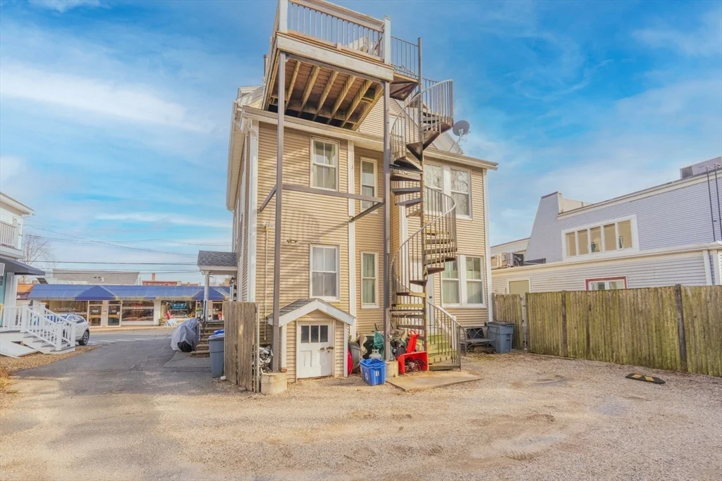 2 bed, 1 bath apartment for rent at 49 Atlantic Ave Unit 1, Marblehead — photo 13 of 15