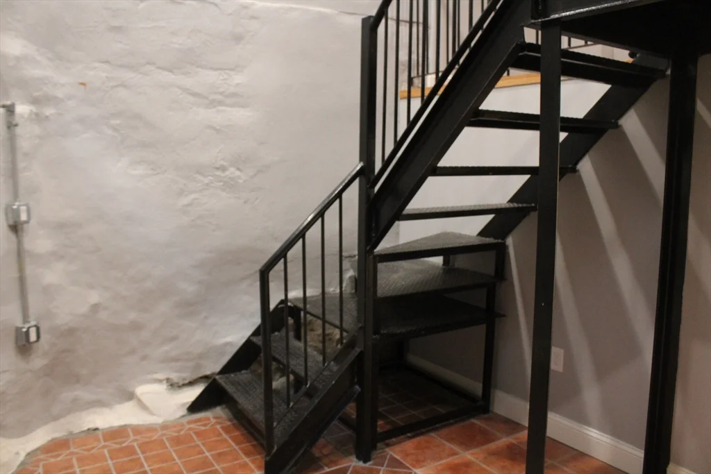Studio bed, 1 bath apartment for rent at 49 Brimmer St Unit 10, Beacon Hill — photo 4 of 11