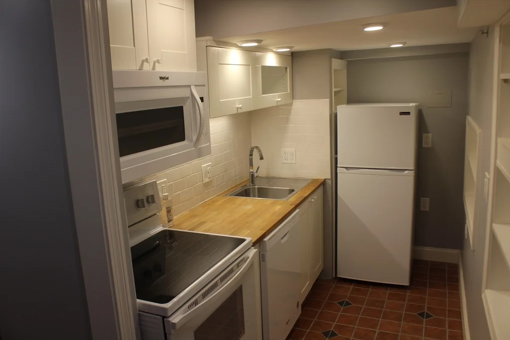 Studio bed, 1 bath apartment for rent at 49 Brimmer St Unit 10, Beacon Hill