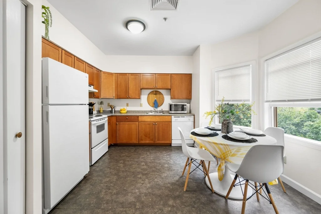 2 bed, 1 bath apartment for rent at 49 Cedar St Unit 3, Roxbury — photo 6 of 16
