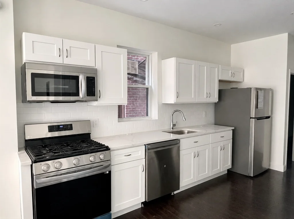 2 bed, 1 bath apartment for rent at 49 Charter St Unit 2, North End — photo 2 of 5