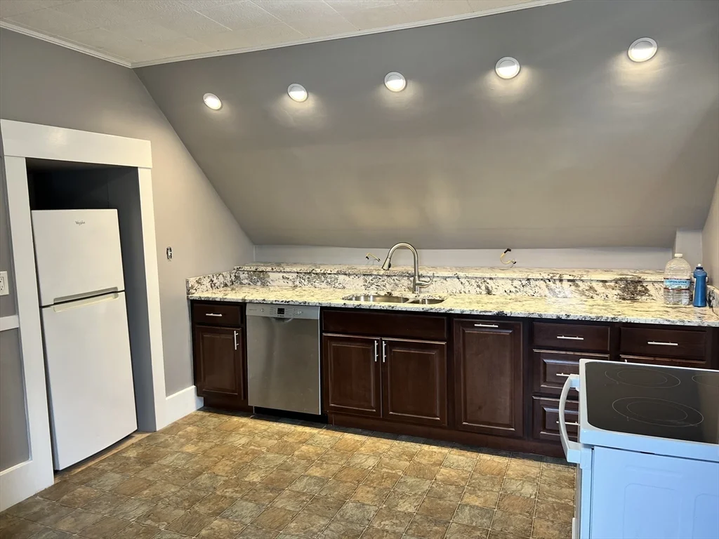 1 bed, 1 bath apartment for rent at 49 Essex St Unit 3, Swampscott — photo 9 of 15