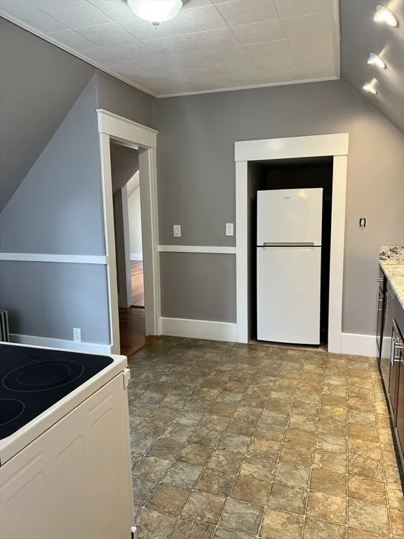 1 bed, 1 bath apartment for rent at 49 Essex St Unit 3, Swampscott — photo 12 of 15